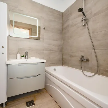 Adela - Pool & Apartament *