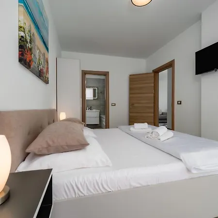 Adela - Pool & Năvodari