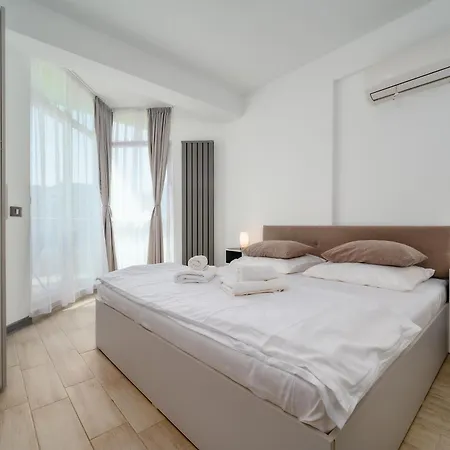 Adela - Pool & Năvodari