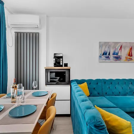 Adela - Pool & Apartment Navodari
