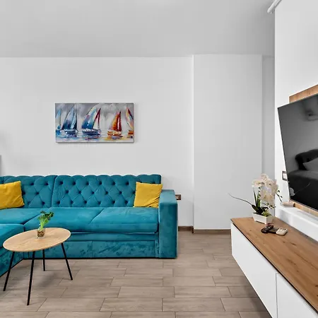 Adela - Pool & Apartment Navodari