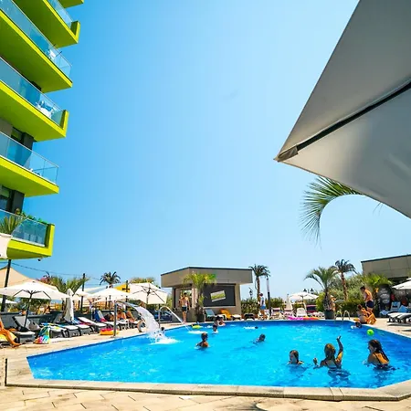 Adela - Pool & Apartment Navodari