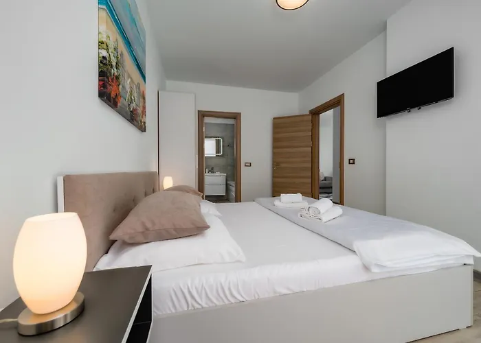 Adela - Pool & Năvodari