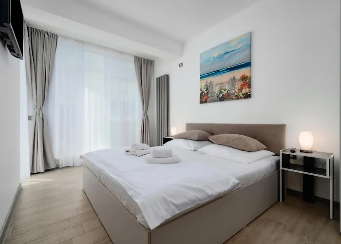 Adela - Pool & Năvodari